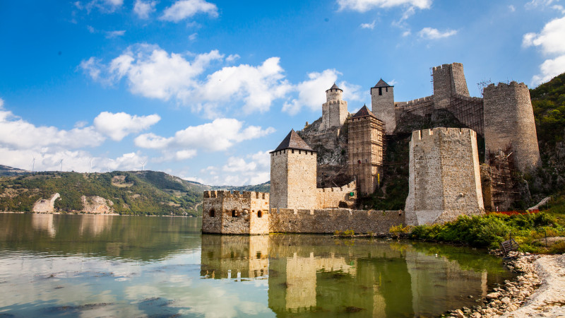 Средневековая крепость в Голубаце, Сербия©Shutterstock