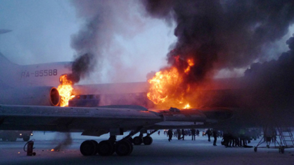 Пожар на самолете в аэропорту Сургута